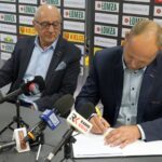 03.09.2020. Kielce. Konferencja klubu Łomża Vive Kielce, podczas której przedstawiono nowych sponsorów. Na zdjęciu (od lewej): Marian Urban - członek zarządu klubu Łomża Vive Kielce i Tomasz Gierczyński - prezes firmy Fourbuild / Piotr Kwaśniewski / Radio Kielce