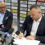 03.09.2020. Kielce. Konferencja klubu Łomża Vive Kielce, podczas której przedstawiono nowych sponsorów. Na zdjęciu (od lewej): Marian Urban - członek zarządu klubu Łomża Vive Kielce i Adrian Obarski - prezes zarządu firmy 4Eco / Piotr Kwaśniewski / Radio Kielce