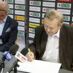 03.09.2020. Kielce. Konferencja klubu Łomża Vive Kielce, podczas której przedstawiono nowych sponsorów. Na zdjęciu (od lewej): Marian Urban - członek zarządu klubu Łomża i Józef Dąbek - prezes Kopalni Wapieni "Morawica" S.A. / Piotr Kwaśniewski / Radio Kielce