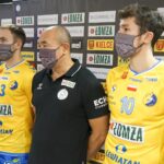 03.09.2020. Kielce. Konferencja klubu Łomża Vive Kielce, podczas której przedstawiono nowych sponsorów. Na zdjęciu: Adrian Obarski - prezes zarządu firmy 4Eco, Arkadiusz Moryto, Talant Dujszebajew i Alex Dujszebajew / Piotr Kwaśniewski / Radio Kielce