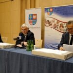 08.09.2020. Kielce. Domy Pomocy Społecznej z województwa świętokrzyskiego otrzymały wsparcie w ramach projektu „Bezpieczna Przyszłość”. Na zdjęciu (od lewej): Renata Janik - wicemarszałek województwa  świętokrzyskiego, Andrzej Bętkowski - marszałek województwa świętokrzyskiego i Zbigniew Koniusz - wojewoda świętokrzyski / Piotr Kwaśniewski / Radio Kielce