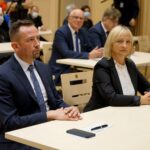 08.09.2020. Kielce. Domy Pomocy Społecznej z województwa świętokrzyskiego otrzymały wsparcie w ramach projektu „Bezpieczna Przyszłość”. Na zdjęciu (od lewej): Paweł Faryna - starosta jędrzejowski i Maria Barańska - wicestarosta jędrzejowski / Piotr Kwaśniewski / Radio Kielce