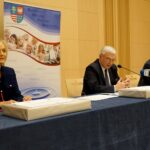 08.09.2020. Kielce. Domy Pomocy Społecznej z województwa świętokrzyskiego otrzymały wsparcie w ramach projektu „Bezpieczna Przyszłość”. Na zdjęciu (od lewej): Renata Janik - wicemarszałek województwa  świętokrzyskiego, Andrzej Bętkowski - marszałek województwa świętokrzyskiego i Zbigniew Koniusz - wojewoda świętokrzyski / Piotr Kwaśniewski / Radio Kielce