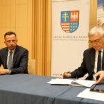 08.09.2020. Kielce. Domy Pomocy Społecznej z województwa świętokrzyskiego otrzymały wsparcie w ramach projektu „Bezpieczna Przyszłość”. Na zdjęciu (od lewej): Paweł Faryna - starosta jędrzejowski i Andrzej Bętkowski - marszałek województwa świętokrzyskiego / Piotr Kwaśniewski / Radio Kielce