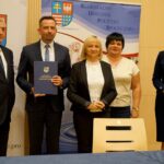 08.09.2020. Kielce. Domy Pomocy Społecznej z województwa świętokrzyskiego otrzymały wsparcie w ramach projektu „Bezpieczna Przyszłość”. Na zdjęciu (od lewej): Andrzej Bętkowski - marszałek województwa świętokrzyskiego, Paweł Faryna - starosta jędrzejowski, Maria Barańska - wicestarosta jędrzejowski, Ewa Gajos - skarbnik powiatu jędrzejowskiego i Renata Janik - wicemarszałek województwa świętokrzyskiego / Piotr Kwaśniewski / Radio Kielce