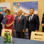 08.09.2020. Kielce. Domy Pomocy Społecznej z województwa świętokrzyskiego otrzymały wsparcie w ramach projektu „Bezpieczna Przyszłość”. Na zdjęciu (od lewej): Andrzej Bętkowski - marszałek województwa świętokrzyskiego, Edyta Drążkiewicz - skarbnik powiatu koneckiego, Wiesław Skowron - wicestarosta konecki, Jarosław Staciwa - członek zarządu powiatu w Końskich i Renata Janik - wicemarszałek województwa świętokrzyskiego / Piotr Kwaśniewski / Radio Kielce