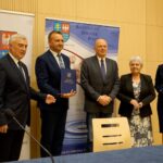 08.09.2020. Kielce. Domy Pomocy Społecznej z województwa świętokrzyskiego otrzymały wsparcie w ramach projektu „Bezpieczna Przyszłość”. Na zdjęciu (od lewej): Andrzej Bętkowski - marszałek województwa świętokrzyskiego, Marcin Piwnik - starosta sandomierski, Wojciech Dzieciuch - wicestarosta sandomierski, Bernadeta Ślęzak - skarbnik powiatu sandomierskiego i Renata Janik - wicemarszałek województwa świętokrzyskiego / Piotr Kwaśniewski / Radio Kielce