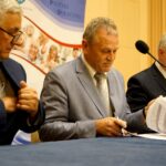 08.09.2020. Kielce. Domy Pomocy Społecznej z województwa świętokrzyskiego otrzymały wsparcie w ramach projektu „Bezpieczna Przyszłość”. Na zdjęciu (od lewej): Wiesław Marzec - członek zarządu powiatu w Busku-Zdroju, Jerzy Kolarz - starosta buski i Andrzej Bętkowski - marszałek województwa świętokrzyskiego / Piotr Kwaśniewski / Radio Kielce