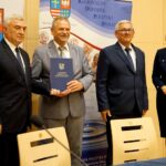 08.09.2020. Kielce. Domy Pomocy Społecznej z województwa świętokrzyskiego otrzymały wsparcie w ramach projektu „Bezpieczna Przyszłość”. Na zdjęciu (od lewej): Andrzej Bętkowski - marszałek województwa świętokrzyskiego, Jerzy Kolarz - starosta buski, Wiesław Marzec - członek zarządu powiatu w Busku-Zdroju i Renata Janik - wicemarszałek województwa świętokrzyskiego / Piotr Kwaśniewski / Radio Kielce