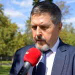 11.09.2020. Kielce. Obchody 19. rocznicy ataku na World Trade Center przed pomnikiem Homo Homini. Na zdjęciu: Jarosław Karyś - wiceprzewodniczący Rady Miasta Kielce / Piotr Kwaśniewski / Radio Kielce