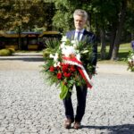 11.09.2020. Kielce. Obchody 19. rocznicy ataku na World Trade Center przed pomnikiem Homo Homini. Na zdjęciu: Krzysztof Słoń - senator PiS / Piotr Kwaśniewski / Radio Kielce