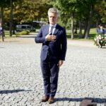 11.09.2020. Kielce. Obchody 19. rocznicy ataku na World Trade Center przed pomnikiem Homo Homini. Na zdjęciu: Krzysztof Słoń - senator PiS / Piotr Kwaśniewski / Radio Kielce