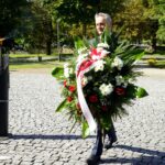 11.09.2020. Kielce. Obchody 19. rocznicy ataku na World Trade Center przed pomnikiem Homo Homini. Na zdjęciu: Zbigniew Koniusz - wojewoda świętokrzyski / Piotr Kwaśniewski / Radio Kielce