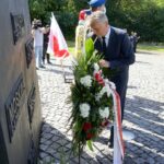 11.09.2020. Kielce. Obchody 19. rocznicy ataku na World Trade Center przed pomnikiem Homo Homini. Na zdjęciu: Zbigniew Koniusz - wojewoda świętokrzyski / Piotr Kwaśniewski / Radio Kielce