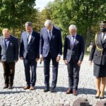 11.09.2020. Kielce. Obchody 19. rocznicy ataku na World Trade Center przed pomnikiem Homo Homini. Na zdjęciu (od lewej): Wiesław Koza - radny Rady Miasta Kielce, Jarosław Karyś - wiceprzewodniczący Rady Miasta Kielce, Bogdan Wenta - prezydent Kielc, Sławomir Stachura - dyrektor Kancelarii Prezydenta Kielc i Renata Gruszczyńska - komendant Straży Miejskiej w Kielcach / Piotr Kwaśniewski / Radio Kielce