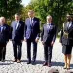 11.09.2020. Kielce. Obchody 19. rocznicy ataku na World Trade Center przed pomnikiem Homo Homini. Na zdjęciu (od lewej): Wiesław Koza - radny Rady Miasta Kielce, Jarosław Karyś - wiceprzewodniczący Rady Miasta Kielce, Bogdan Wenta - prezydent Kielc, Sławomir Stachura - dyrektor Kancelarii Prezydenta Kielc i Renata Gruszczyńska - komendant Straży Miejskiej w Kielcach / Piotr Kwaśniewski / Radio Kielce