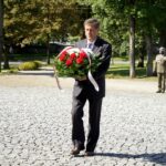 11.09.2020. Kielce. Obchody 19. rocznicy ataku na World Trade Center przed pomnikiem Homo Homini. Na zdjęciu: Leszek Bukowski - kielecka delegatura IPN / Piotr Kwaśniewski / Radio Kielce