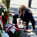 11.09.2020. Kielce. Obchody 19. rocznicy ataku na World Trade Center przed pomnikiem Homo Homini. Na zdjęciu: Leszek Bukowski - kielecka delegatura IPN / Piotr Kwaśniewski / Radio Kielce