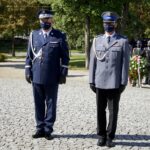 11.09.2020. Kielce. Obchody 19. rocznicy ataku na World Trade Center przed pomnikiem Homo Homini. Na zdjęciu (od lewej): nadinsp. Paweł Dzierżak - komendant wojewódzki Policji w Kielcach i insp. Tomasz Śliwiński - komendant miejski Policji w Kielcach / Piotr Kwaśniewski / Radio Kielce