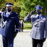 11.09.2020. Kielce. Obchody 19. rocznicy ataku na World Trade Center przed pomnikiem Homo Homini. Na zdjęciu (od lewej): nadinsp. Paweł Dzierżak - komendant wojewódzki Policji w Kielcach i insp. Tomasz Śliwiński - komendant miejski Policji w Kielcach / Piotr Kwaśniewski / Radio Kielce