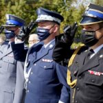 11.09.2020. Kielce. Obchody 19. rocznicy ataku na World Trade Center przed pomnikiem Homo Homini. Na zdjęciu (od lewej): nadinsp. Paweł Dzierżak - komendant wojewódzki Policji w Kielcach, insp. Tomasz Śliwiński - komendant miejski Policji w Kielcach i bryg. Krzysztof Ciosek - świętokrzyski komendant wojewódzki PSP / Piotr Kwaśniewski / Radio Kielce