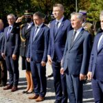 11.09.2020. Kielce. Obchody 19. rocznicy ataku na World Trade Center przed pomnikiem Homo Homini. Na zdjęciu (od lewej): Leszek Bukowski - kielecka delegatura IPN, Wiesław Koza - radny Rady Miasta Kielce, Sławomir Stachura - dyrektor Kancelarii Prezydenta Kielc, Renata Gruszczyńska - komendant Staży Miejskiej w Kielcach, Jarosław Karyś - wiceprzewodniczący Rady Miasta Kielce, Bogdan Wenta - prezydent Kielc, Zbigniew Koniusz - wojewoda świętokrzyski i Krzysztof Słoń - senator PiS / Piotr Kwaśniewski / Radio Kielce