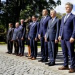 11.09.2020. Kielce. Obchody 19. rocznicy ataku na World Trade Center przed pomnikiem Homo Homini. Na zdjęciu (od lewej): Leszek Bukowski - kielecka delegatura IPN, Wiesław Koza - radny Rady Miasta Kielce, Sławomir Stachura - dyrektor Kancelarii Prezydenta Kielc, Renata Gruszczyńska - komendant Staży Miejskiej w Kielcach, Jarosław Karyś - wiceprzewodniczący Rady Miasta Kielce, Bogdan Wenta - prezydent Kielc, Zbigniew Koniusz - wojewoda świętokrzyski i Krzysztof Słoń - senator PiS / Piotr Kwaśniewski / Radio Kielce