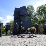 11.09.2020. Kielce. Obchody 19. rocznicy ataku na World Trade Center przed pomnikiem Homo Homini / Piotr Kwaśniewski / Radio Kielce