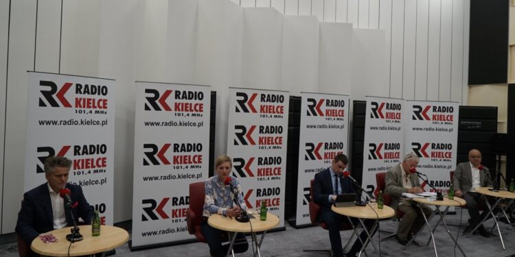 13.09.2020 Kielce. Studio Polityczne Radia Kielce Na zdjęciu od lewej:  Krzysztof Słoń - senator PiS, Agata Wojda - PO-KO, Dawid Lewicki - Konfederacja Partia KORWIN, Czesław Siekierski - PSL, Jacek Skórski - Nowa Lewica / Aneta Cielibała-Gil / Radio Kielce