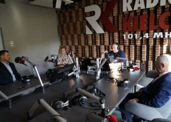 22.09.2020 Radio Kielce. Punkty widzenia. Na zdjęciu (od lewej): Sylwester Ozga - dyrektor SP nr 25, Katarzyna Cedro - dyrektor VI LO im. Słowackiego, Daniel Lenart - dziennikarz Radia Kielce, Kazimierz Mądzik - świętokrzyski kurator oświaty / Dionizy Krawczyński / Radio Kielce