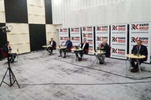 27.09.2020 Kielce. Studio Polityczne Radia Kielce. Na zdjęciu (od lewej): Michał Kita - Radio Kielce, Jarosław Karyś - Prawo i Sprawiedliwość, Łukasz Mucha - Koalicja Obywatelska, Dawid Lewicki - Konfederacja, Czesław Siekierski - PSL i Andrzej Szejna - Nowa Lewica / Karol Żak / Radio Kielce