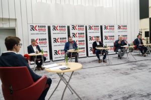 27.09.2020 Kielce. Studio Polityczne Radia Kielce. Na zdjęciu (od lewej): Michał Kita - Radio Kielce, Jarosław Karyś - Prawo i Sprawiedliwość, Łukasz Mucha - Koalicja Obywatelska, Dawid Lewicki - Konfederacja, Czesław Siekierski - PSL i Andrzej Szejna - Nowa Lewica / Karol Żak / Radio Kielce