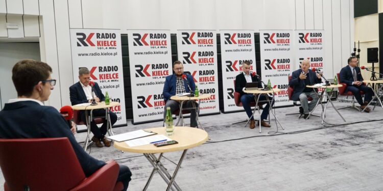 27.09.2020 Kielce. Studio Polityczne Radia Kielce. Na zdjęciu (od lewej): Michał Kita - Radio Kielce, Jarosław Karyś - Prawo i Sprawiedliwość, Łukasz Mucha - Koalicja Obywatelska, Dawid Lewicki - Konfederacja, Czesław Siekierski - PSL i Andrzej Szejna - Nowa Lewica / Karol Żak / Radio Kielce