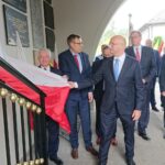 26.09.2020. Skarżysko-Kamienna. XXV Pielgrzymka Pracowników Przemysłu Zbrojeniowego i Lotniczego. Na zdjęciu (od lewej): Krzysztof Lipiec - prezes świętokrzyskich struktur PiS, Maciej Małecki - wiceminister aktywów państwowych, Piotr Wawrzyk - wiceminister spraw zagranicznych, Stanisław Głowacki - przewodniczący NSZZ Solidarność Przemysłu Zbrojeniowego i Lotniczego i Jarosław Rusiecki - senator PiS / Anna Głąb / Radio Kielce