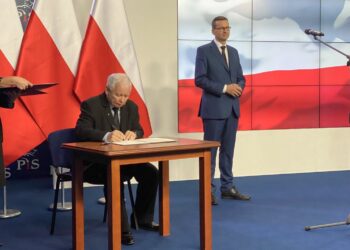 26.09.2020. Warszawa. Podpisanie umowy koalicyjnej. Na zdjęciu (od lewej): Jarosław Kaczyński - prezes PiS i premier Mateusz Morawiecki / Prawo i Sprawiedliwość/Twitter