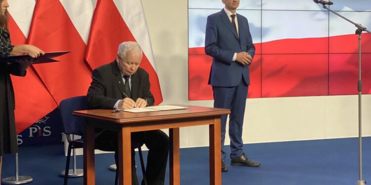 26.09.2020. Warszawa. Podpisanie umowy koalicyjnej. Na zdjęciu (od lewej): Jarosław Kaczyński - prezes PiS i premier Mateusz Morawiecki / Prawo i Sprawiedliwość/Twitter