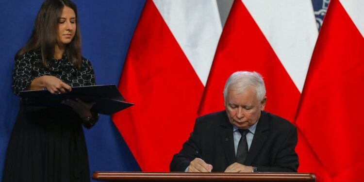 26.09.2020. Warszawa. Podpisanie umowy koalicyjnej. Na zdjęciu (po prawej): Jarosław Kaczyński - prezes PiS / Prawo i Sprawiedliwość/Twitter