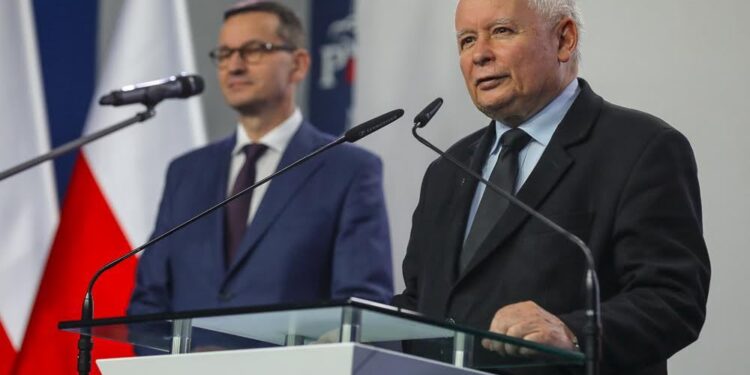 26.09.2020. Warszawa. Podpisanie umowy koalicyjnej. Na zdjęciu (od lewej): premier Mateusz Morawiecki i Jarosław Kaczyński - prezes PiS / Prawo i Sprawiedliwość/Twitter