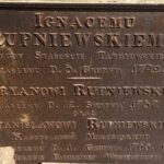 17.09.2020. Kąty Stare. Epitafia zachowane w ruinach kaplicy św. Anny w Kątach Starych / ks. Witold Januś