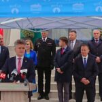 28.09.2020. Kielce. Przekazanie promes na zakup wyposażenia jednostek OSP. Na zdjęciu (od lewej): Grzegorz Socha - wiceprezes WFOŚiGW w Kielcach, Krzysztof Słoń - senator PiS, Anna Krupka - wiceminister sportu, brygadier Grzegorz Rajca - zastępca komendanta wojewódzkiego PSP, Bartłomiej Dorywalski - poseł PiS, Andrzej Kryj - poseł PiS, Ryszard Gliwiński - prezes WFOŚiGW w Kielcach i Rafał Nowak - wicewojewoda świętokrzyski / Michał Kita / Radio Kielce