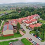 29.09.2020. Piekoszów. Żołnierze WOT pobierali wymazy na obecność koronawirusa wśród pracowników i osób z lokali aktywizujących, a także szpitalnego oddziału rehabilitacji / Jarosław Kubalski / Radio Kielce