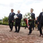 06.09.2020 Gościniec. Uroczystości przed Pomnikiem Lotników. Na zdjęciu (od lewej): Andrzej Pruś - przewodniczący Sejmiku Województwa Świętokrzyskiego, poseł Krzysztof Lipiec, senator Krzysztof Słoń i Cezary Majcher - członek zarządu powiatu kieleckiego / Jarosław Kubalski / Radio Kielce