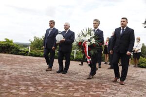 06.09.2020 Gościniec. Uroczystości przed Pomnikiem Lotników. Na zdjęciu (od lewej): Andrzej Pruś - przewodniczący Sejmiku Województwa Świętokrzyskiego, poseł Krzysztof Lipiec, senator Krzysztof Słoń i Cezary Majcher - członek zarządu powiatu kieleckiego / Jarosław Kubalski / Radio Kielce