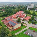 29.09.2020. Piekoszów. Żołnierze WOT pobierali wymazy na obecność koronawirusa wśród pracowników i osób z lokali aktywizujących, a także szpitalnego oddziału rehabilitacji / Jarosław Kubalski / Radio Kielce