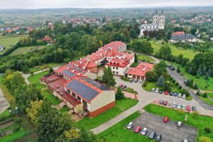 29.09.2020. Piekoszów. Żołnierze WOT pobierali wymazy na obecność koronawirusa wśród pracowników i osób z lokali aktywizujących, a także szpitalnego oddziału rehabilitacji / Jarosław Kubalski / Radio Kielce