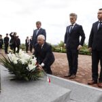 06.09.2020 Gościniec. Uroczystości przed Pomnikiem Lotników. Na zdjęciu (od lewej): Andrzej Pruś - przewodniczący Sejmiku Województwa Świętokrzyskiego, poseł Krzysztof Lipiec, senator Krzysztof Słoń i Cezary Majcher - członek zarządu powiatu kieleckiego / Jarosław Kubalski / Radio Kielce