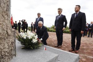 06.09.2020 Gościniec. Uroczystości przed Pomnikiem Lotników. Na zdjęciu (od lewej): Andrzej Pruś - przewodniczący Sejmiku Województwa Świętokrzyskiego, poseł Krzysztof Lipiec, senator Krzysztof Słoń i Cezary Majcher - członek zarządu powiatu kieleckiego / Jarosław Kubalski / Radio Kielce