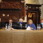 02.09.2020 Święty Krzyż. Podpisanie umowy na rozbudowę osady średniowiecznej w Hucie Szklanej. Na zdjęciu (od lewej): ojciec Marian Puchała - superior klasztoru na Świętym Krzyżu, Sławomir Kopacz - wójt gminy Bieliny, Andrzej Bętkowski - marszałek województwa, Anna Bartel - Firma Budowlana ANNA-BUD i Aleksander Kaczmarczyk - firma Rystal / Jarosław Kubalski / Radio Kielce