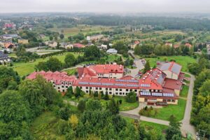 29.09.2020. Piekoszów. Żołnierze WOT pobierali wymazy na obecność koronawirusa wśród pracowników i osób z lokali aktywizujących, a także szpitalnego oddziału rehabilitacji / Jarosław Kubalski / Radio Kielce