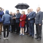 07.09.2020. Kielce. Briefing klubu radnych PiS w sprawie upamiętnienia  Kornela Morawieckiego poprzez nazwanie jego imieniem ulicy. Na zdjęciu (od lewej): Mirosław Gębski - starosta kielecki, Krzysztof Lipiec - lider świętokrzyskich struktur PiS, Jarosław Karyś - wiceprzewodniczący Rady Miasta Kielce, Anna Krupka - wiceminister sportu, Krzysztof Słoń - senator PiS, Rafał Nowak - wicewojewoda świętokrzyski i Wiesław Koza - rady Rady Miasta Kielce / Jarosław Kubalski / Radio Kielce